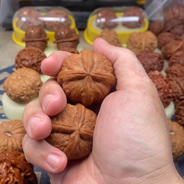 文玩核桃把件任***生核桃