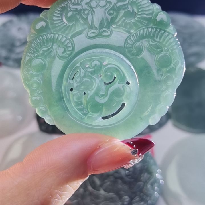 翡翠颈饰未镶嵌天然的A货翡翠多样性发货