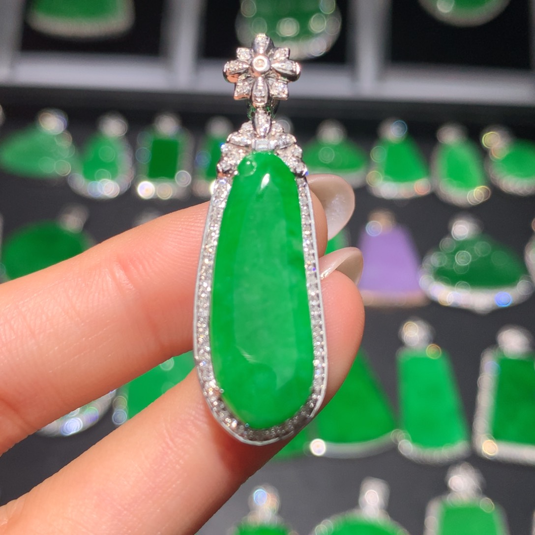 翡翠18K金镶嵌颈饰翡翠