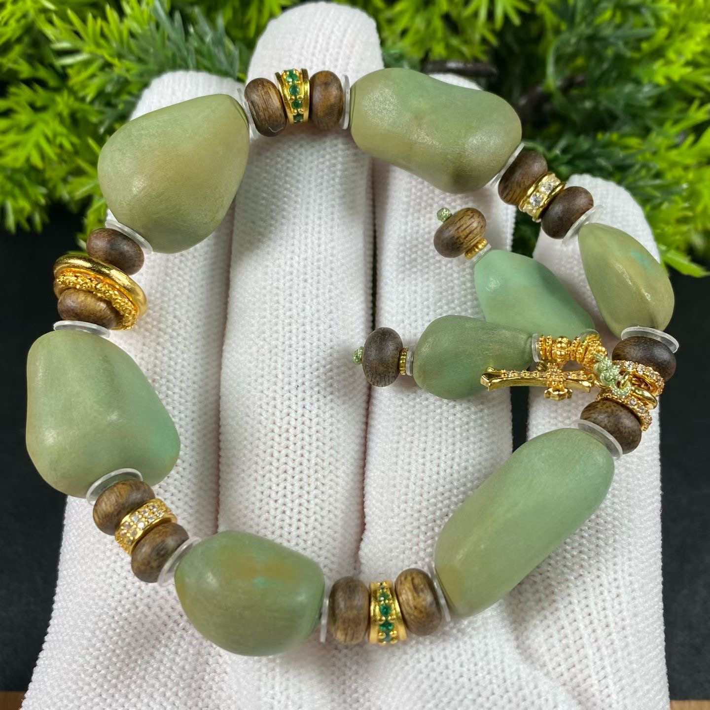 天然原矿绿松石 绿色随形绿松石搭配沉香银镀金单圈手串