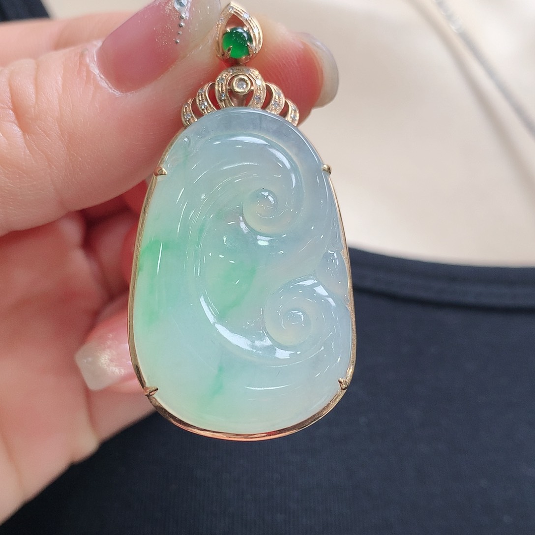 翡翠颈饰18K金镶嵌如意