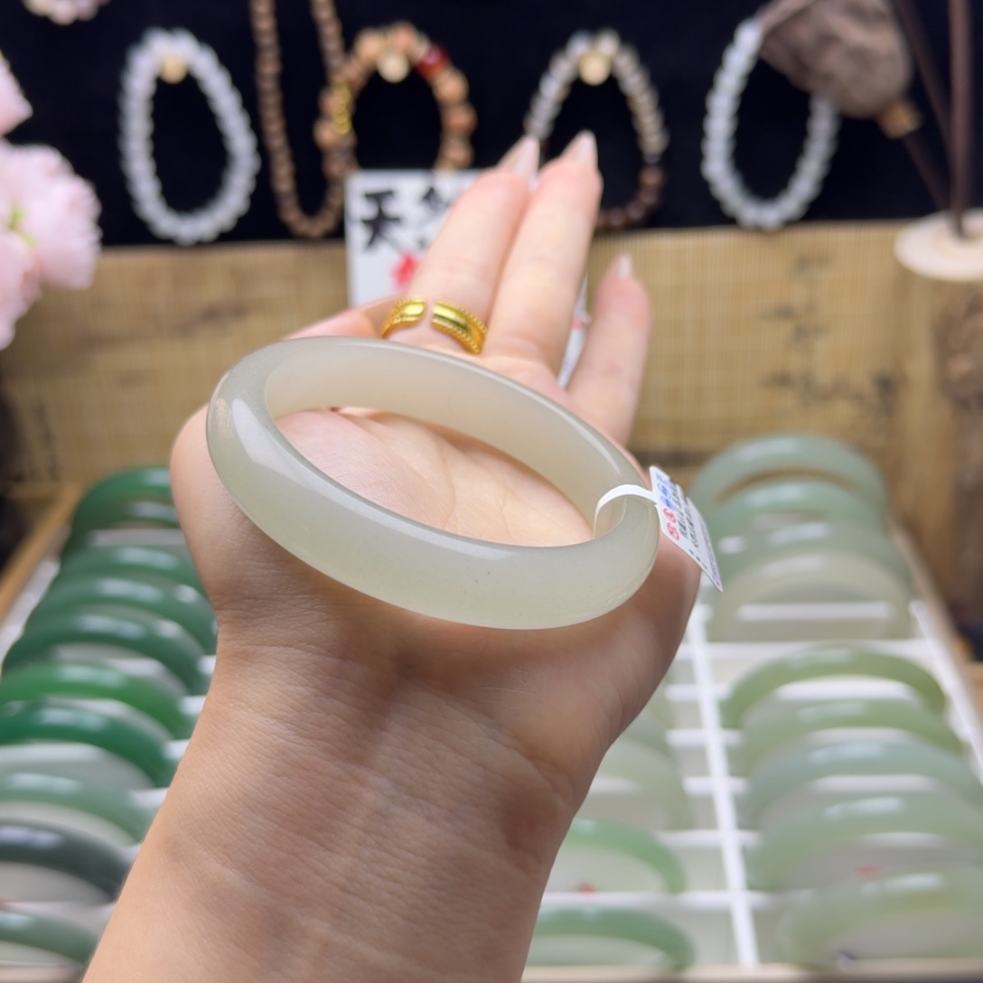 未镶嵌石英质玉手镯58圈口浅白晴