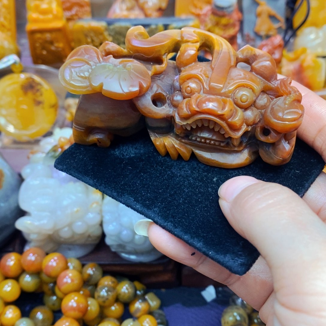 未镶嵌石英质玉（黄龙玉）颈饰