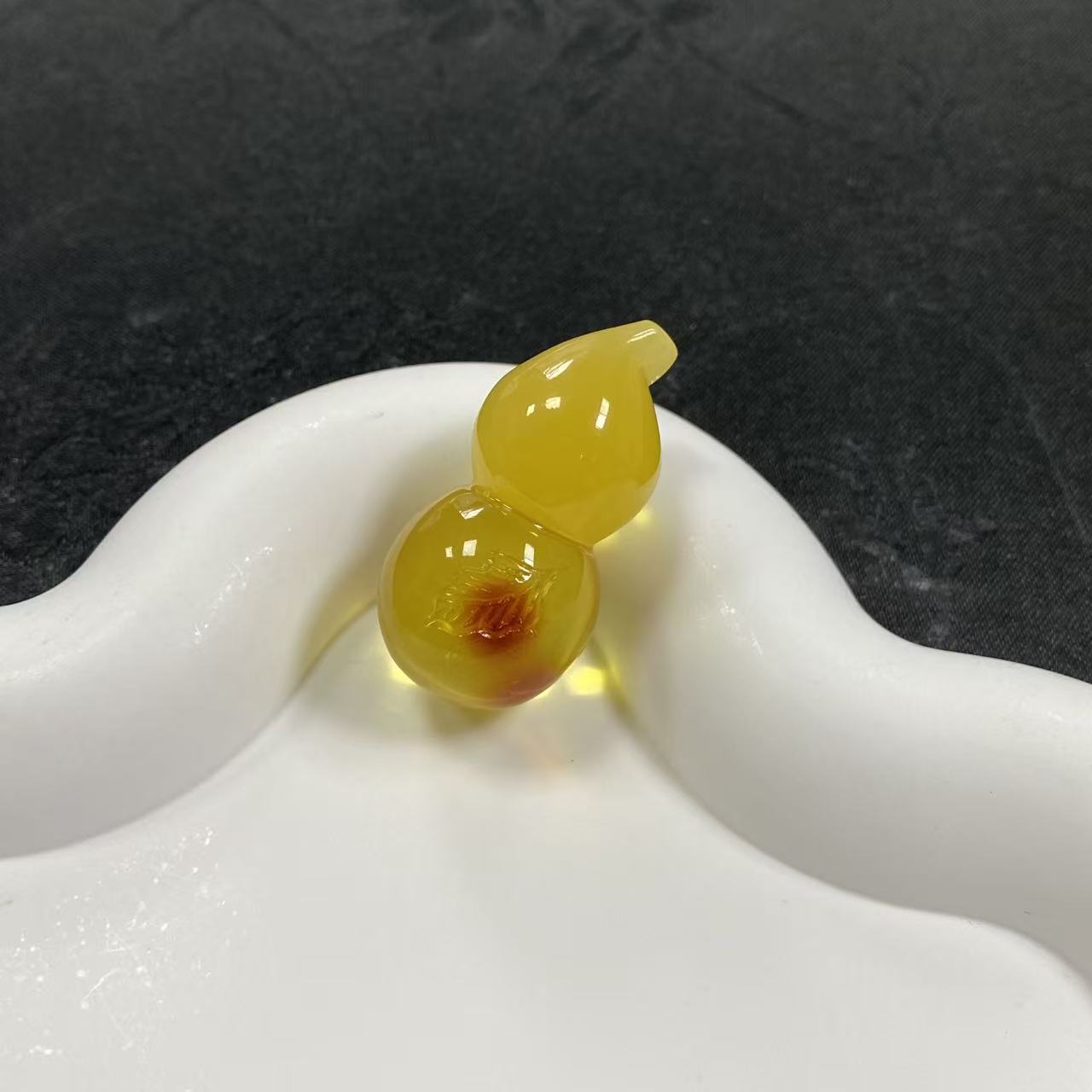 「戴琴珠宝」Q226-蜜蜡雕刻件吊坠(多样性发其一）