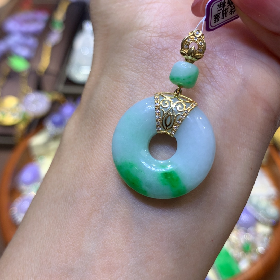 翡翠18K金镶嵌颈饰