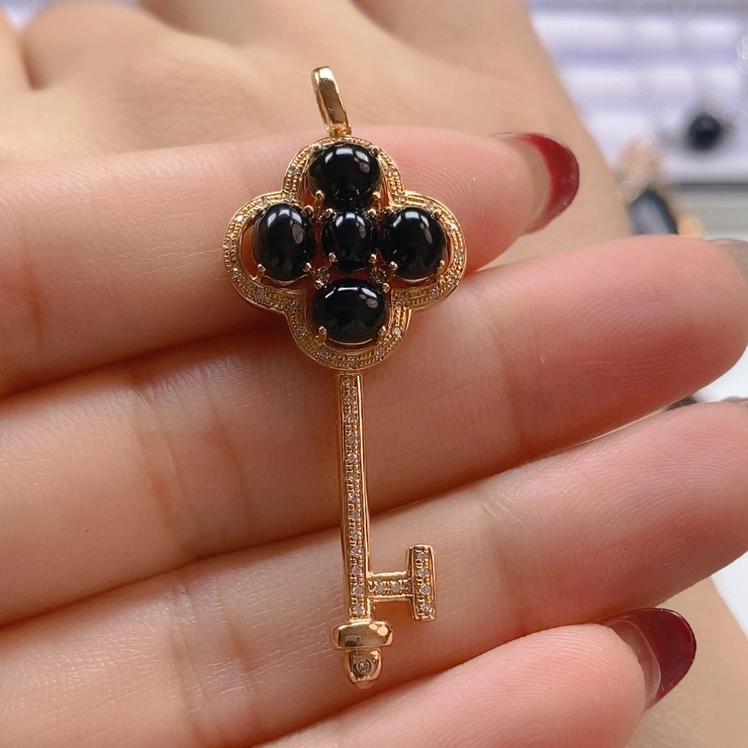 翡翠颈饰18K金镶嵌吊坠