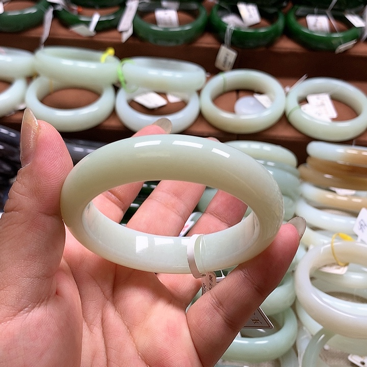 【闪购商品】和田玉手镯未镶嵌和**影