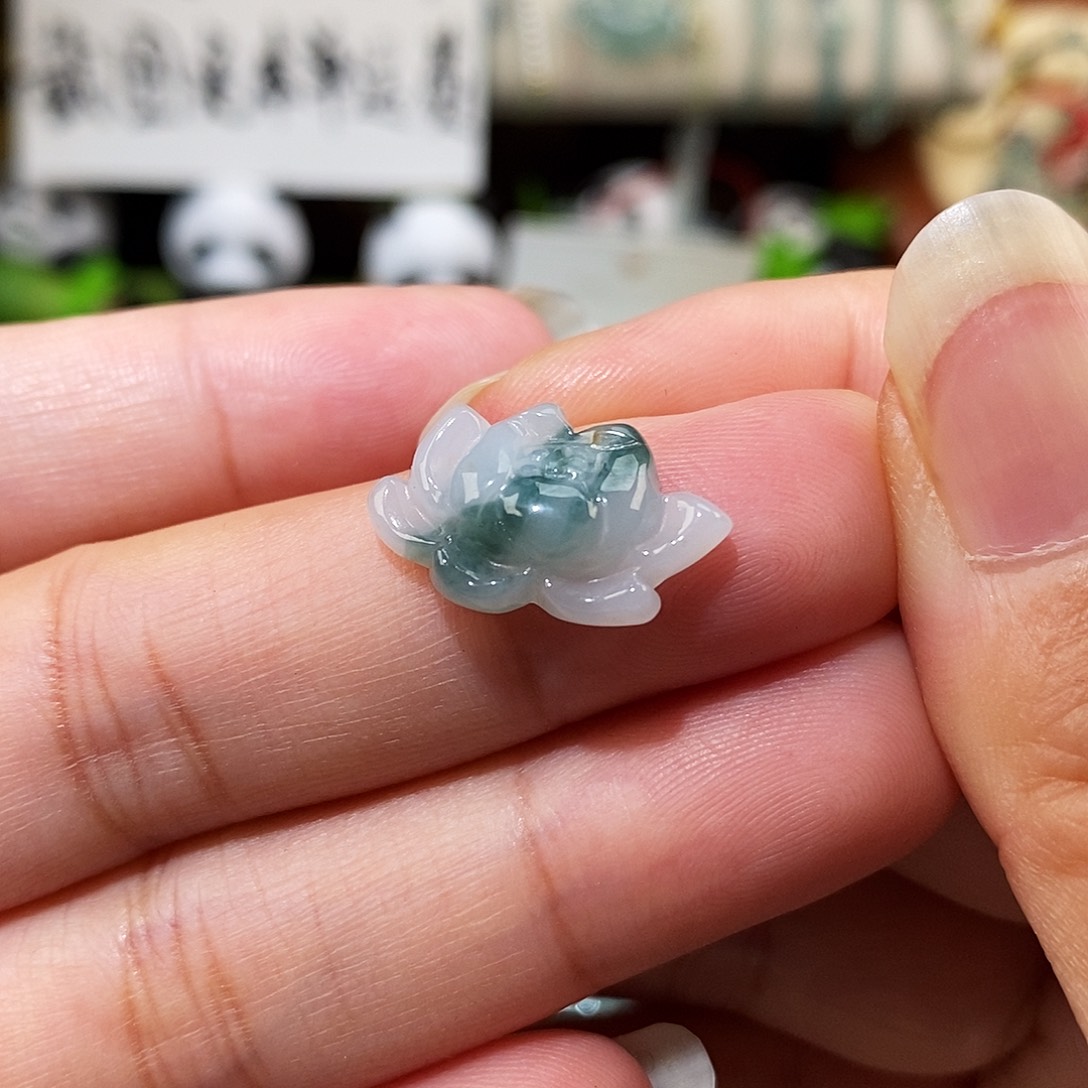 翡翠未镶嵌颈饰飘花莲花