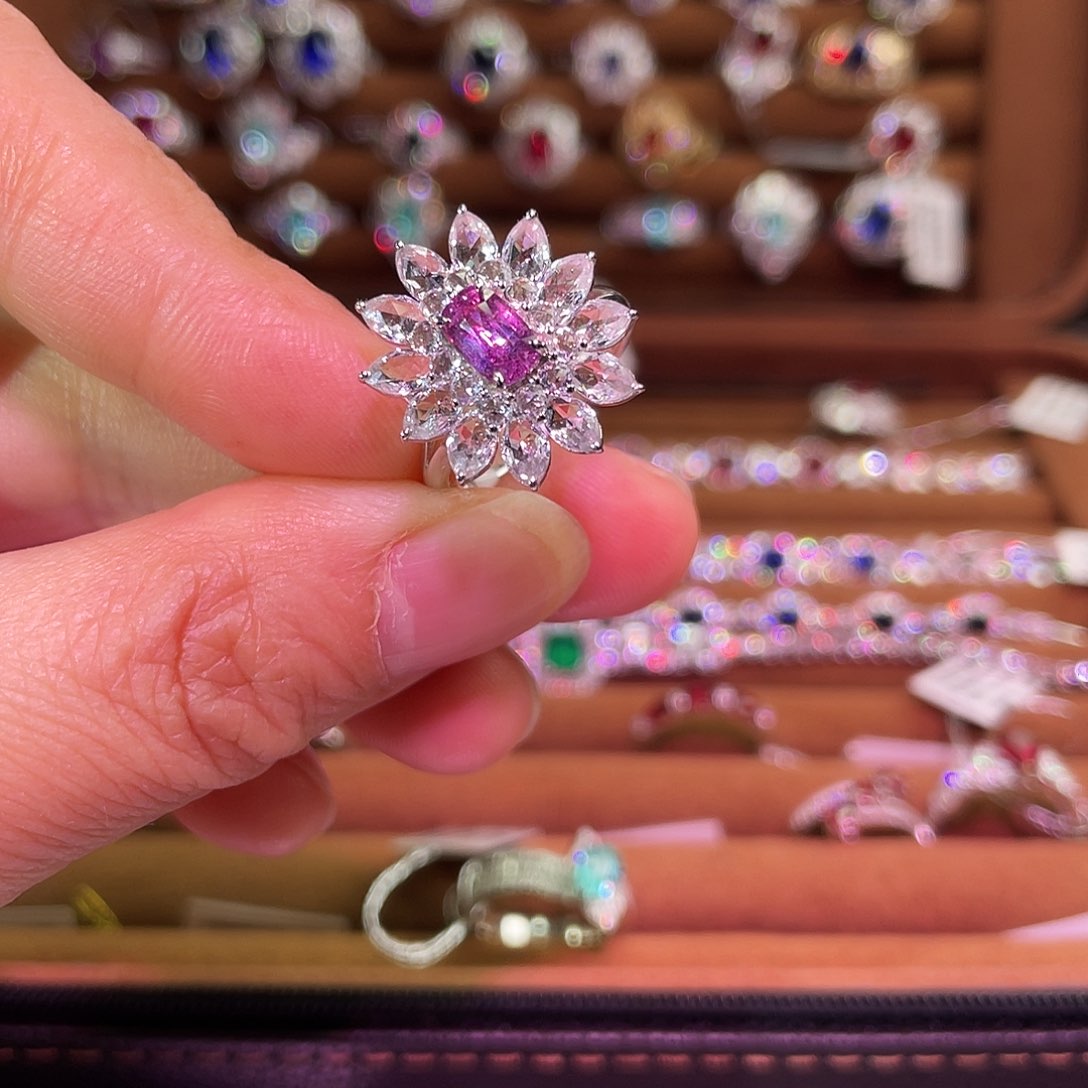 蓝宝石戒指18K金镶嵌