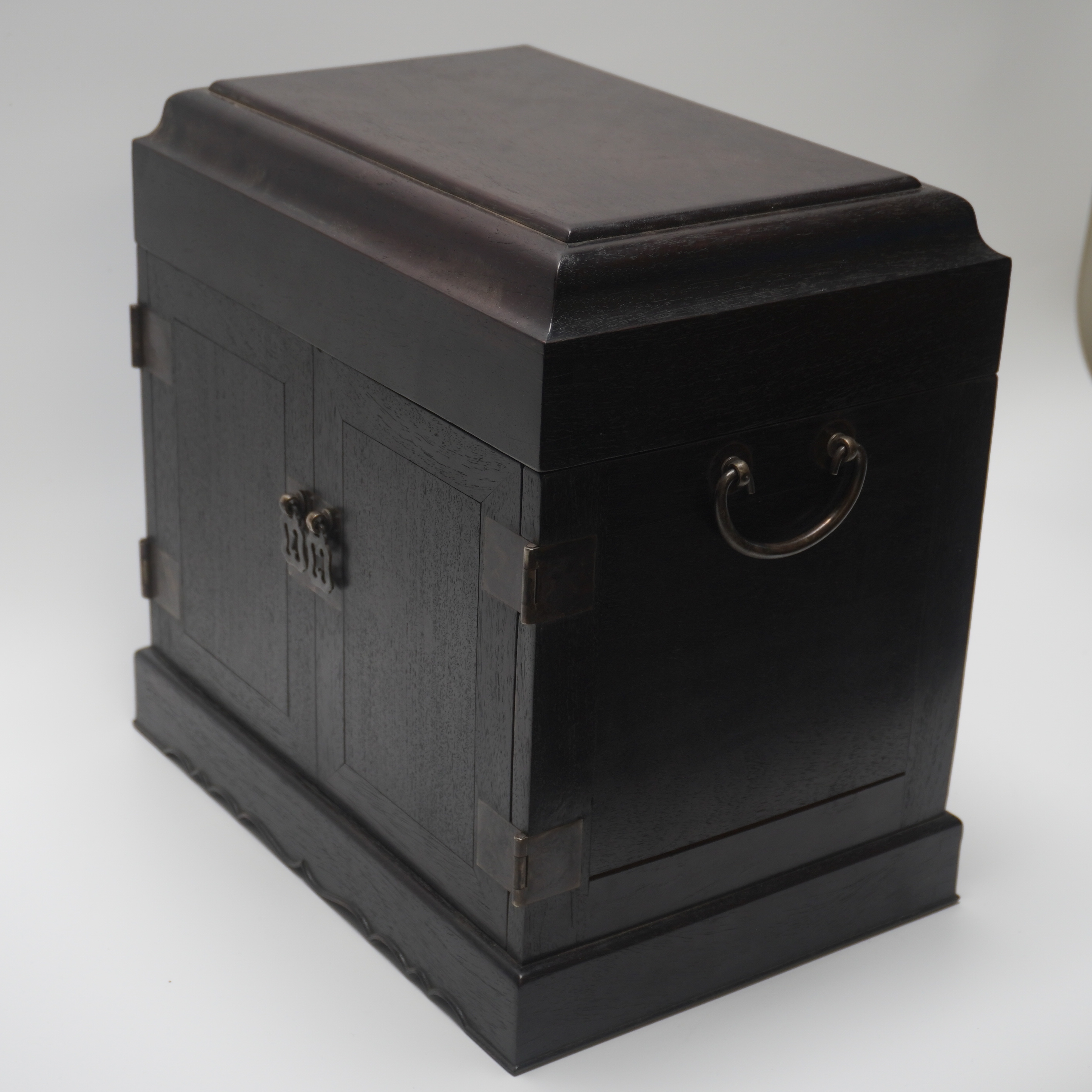 【槐荫山房】/HY2553/清晚期盝顶紫檀官皮箱