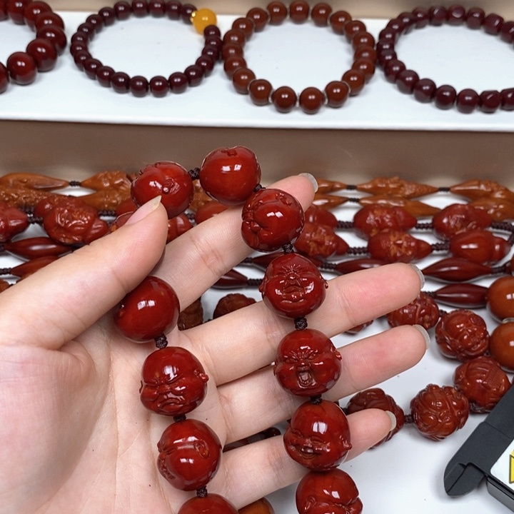 等***了橄榄核雕刻工艺的发展