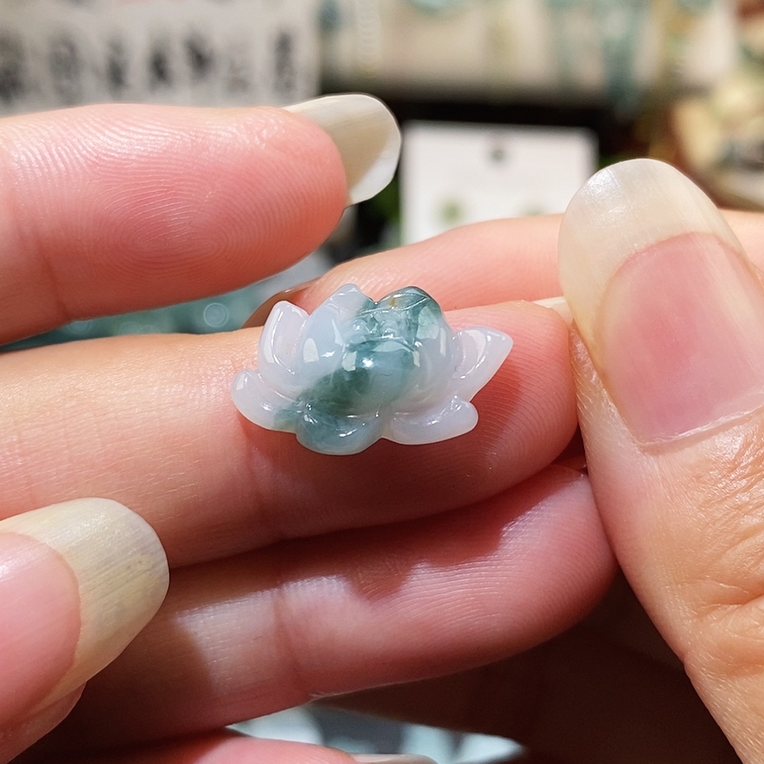 翡翠未镶嵌颈饰莲花