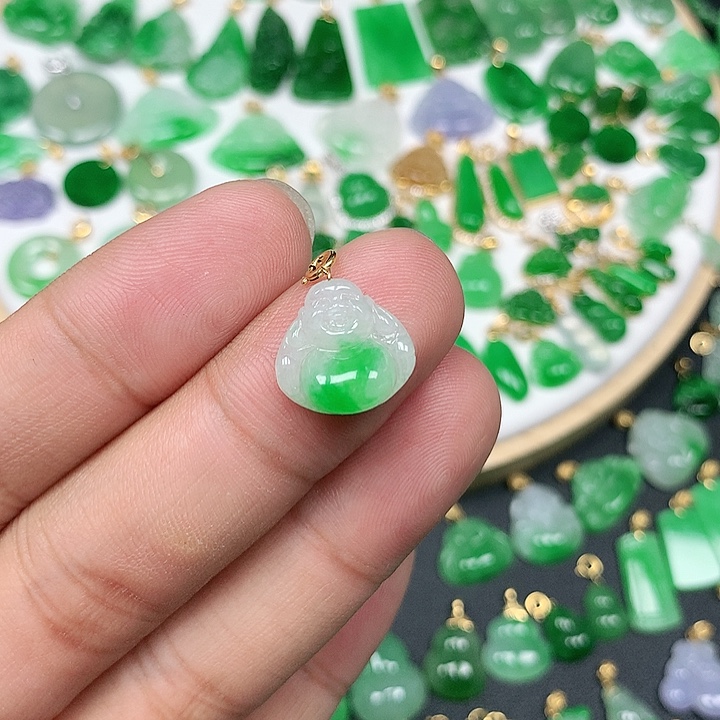 菩***树翡翠18K金镶嵌颈饰飘阳绿小佛公
