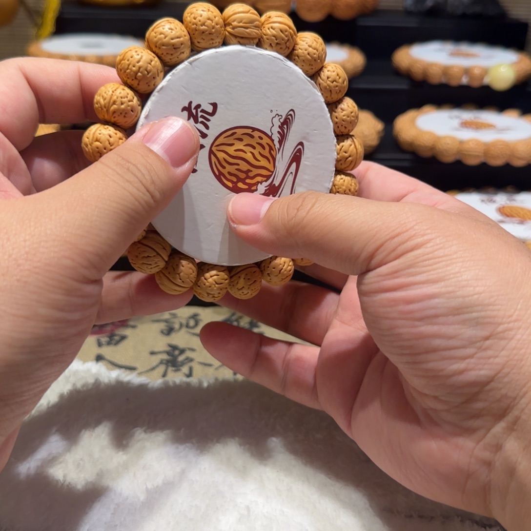 嘉***.吊坠桃核精品桃核