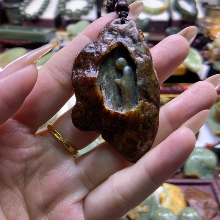 颈饰未镶嵌岫岩河磨玉（透闪石质玉）