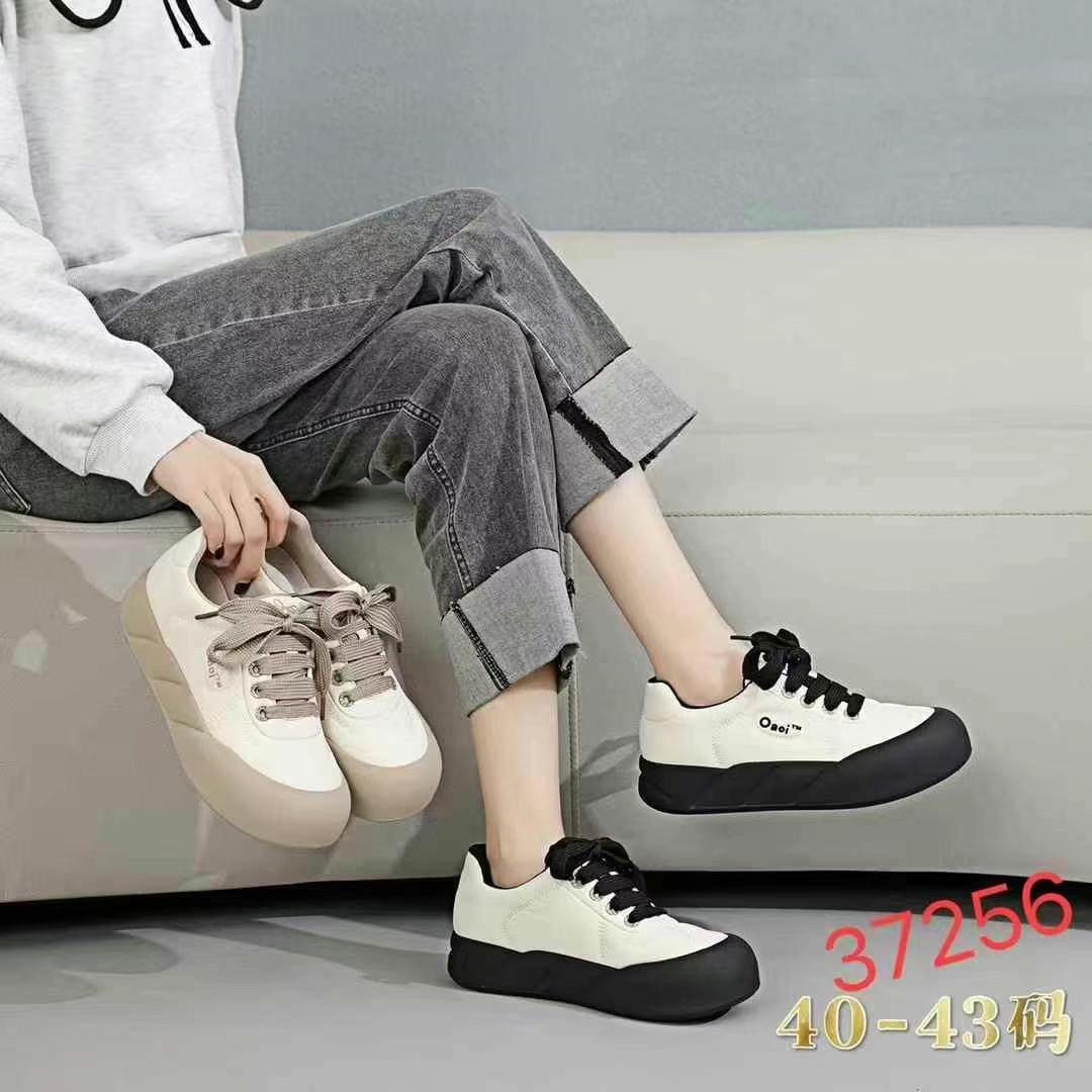 新品大码女鞋40-43码真皮休闲鞋个性舒适百搭显脚小