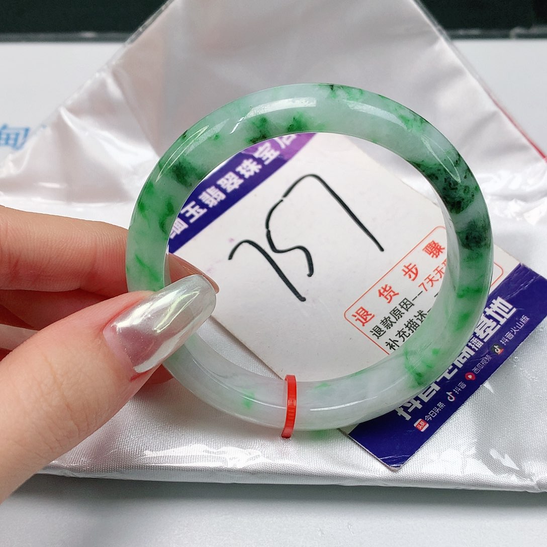 翡翠手镯未镶嵌翡翠手镯