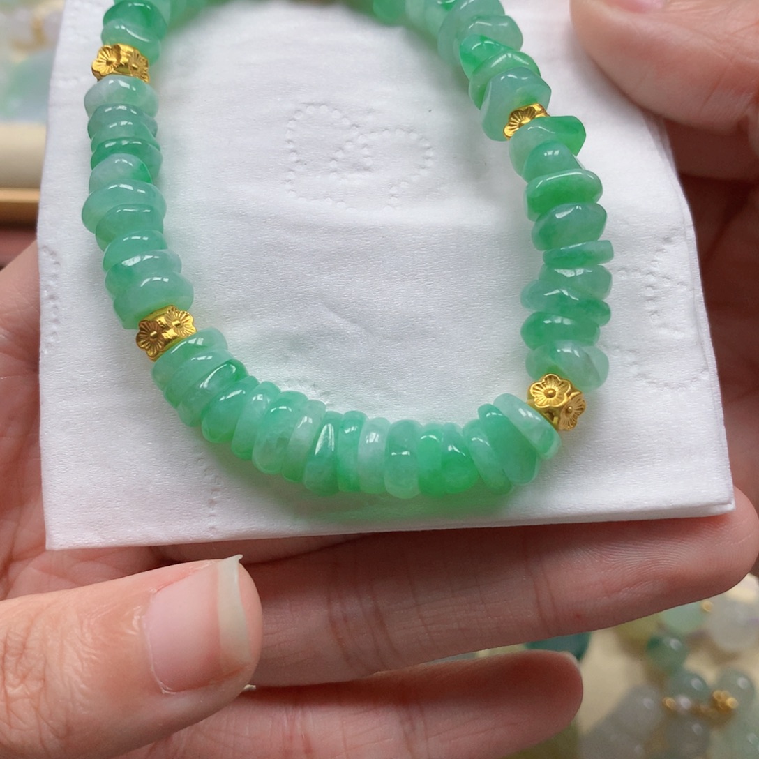 翡翠未镶嵌颈饰是