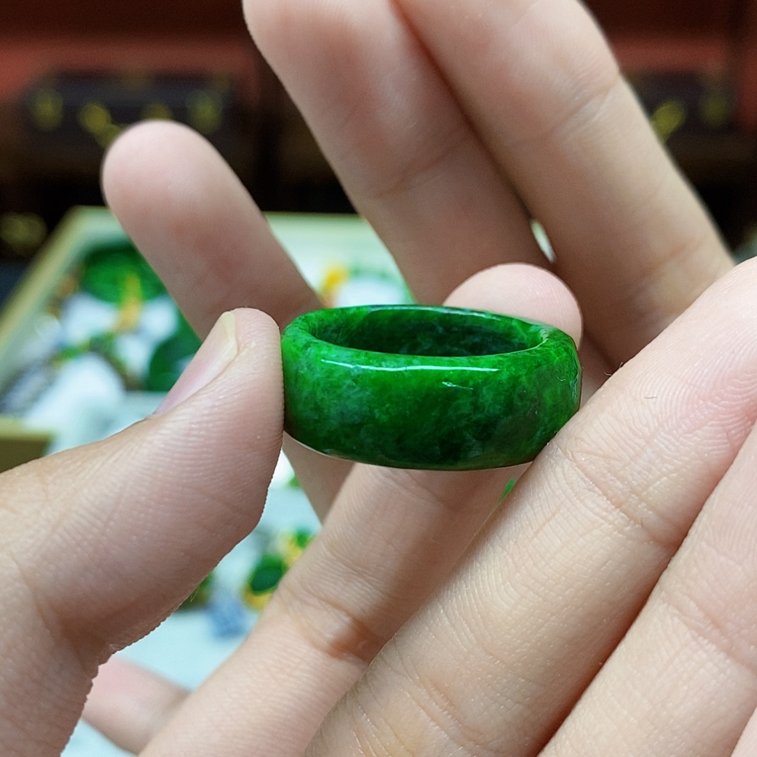 翡翠未镶嵌颈饰戒指