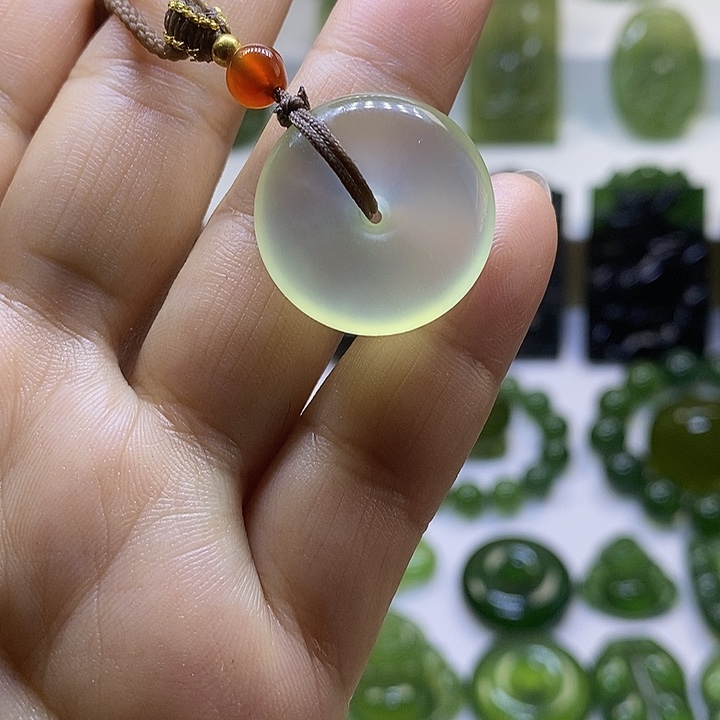 蛇纹石玉颈饰未镶嵌