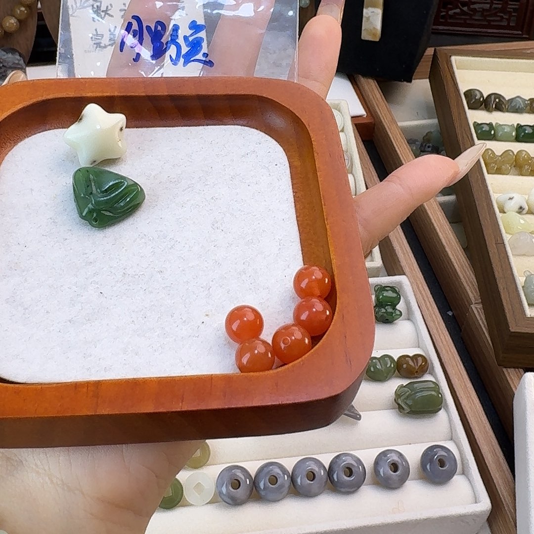 最***己和田玉未镶嵌珠宝半成品