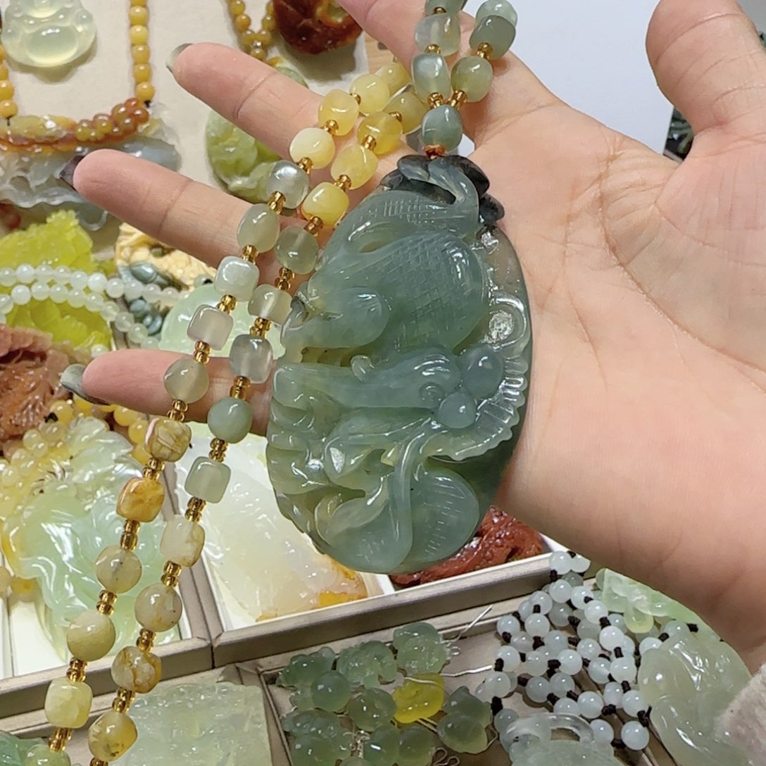 未镶嵌蛇纹石玉吊坠