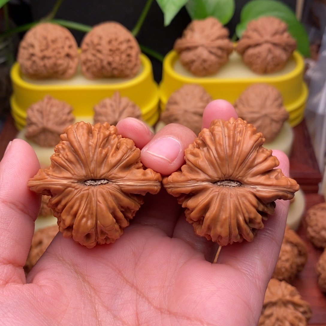 把件文玩核桃41老树红皮四座楼“大漏”