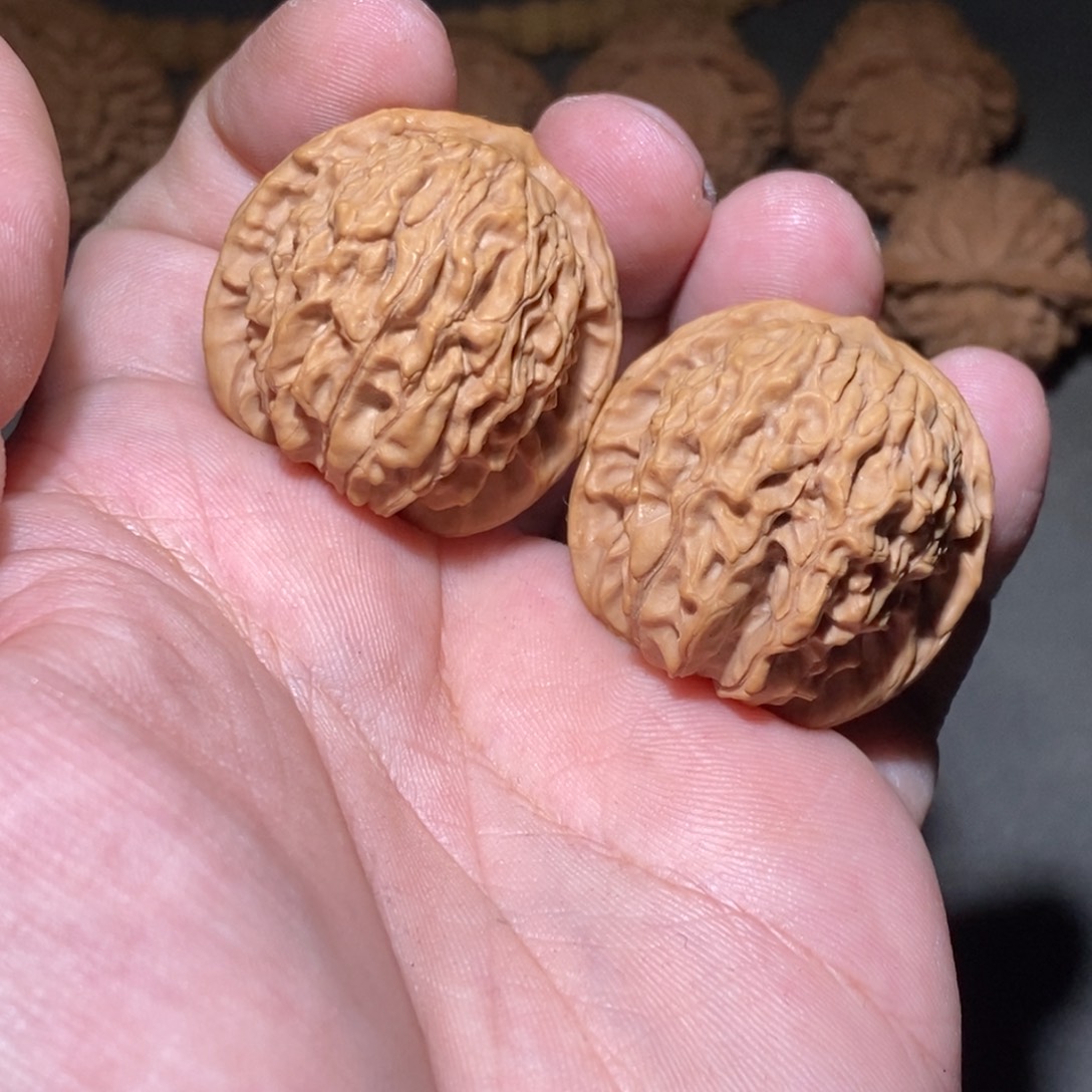 文玩核桃吊坠红豆