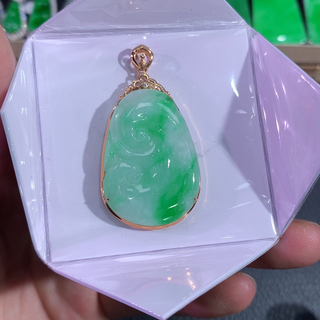 翡翠吊坠(赠链)18K金镶嵌