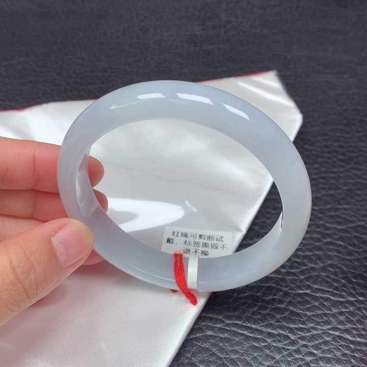 翡翠手镯未镶嵌60-61。