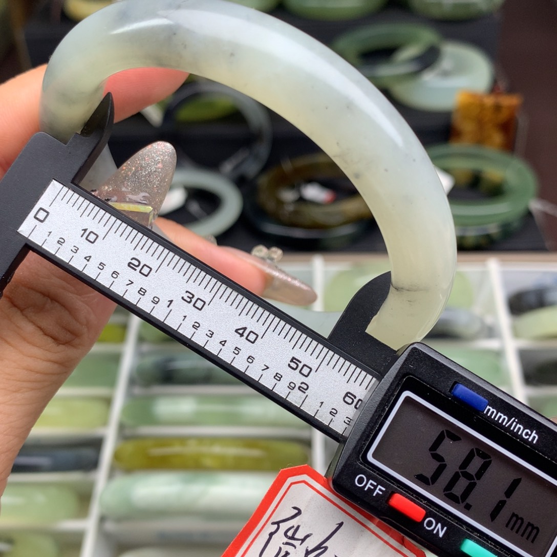 蛇纹石玉未镶嵌手镯671