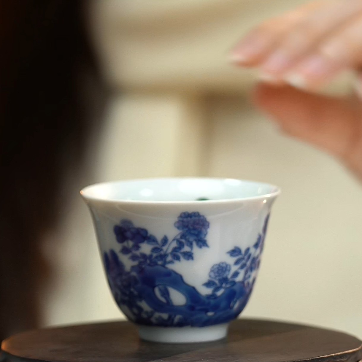 F青花洞石花卉纹铃铛杯