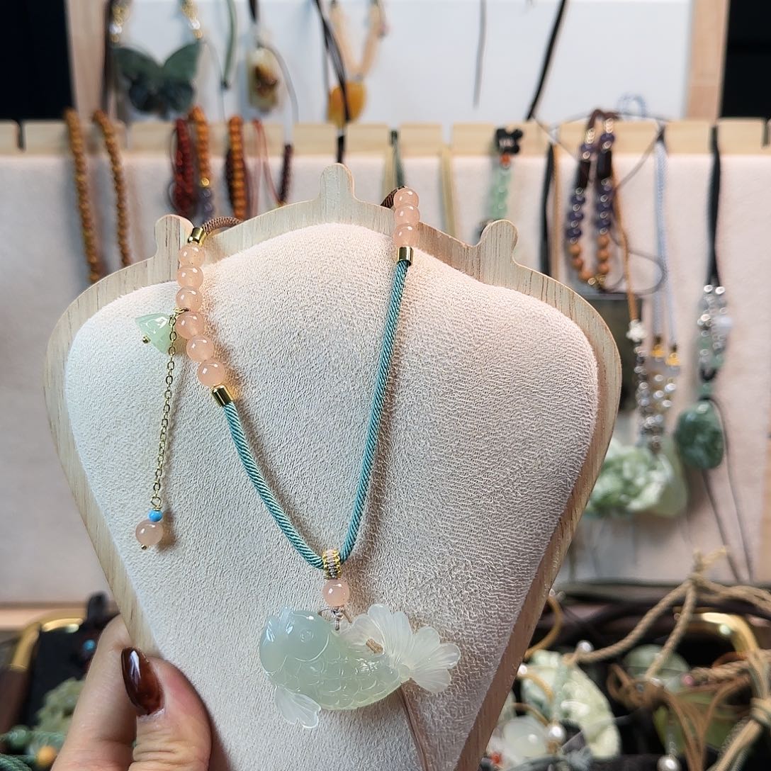 T***u蛇纹石玉未镶嵌颈饰