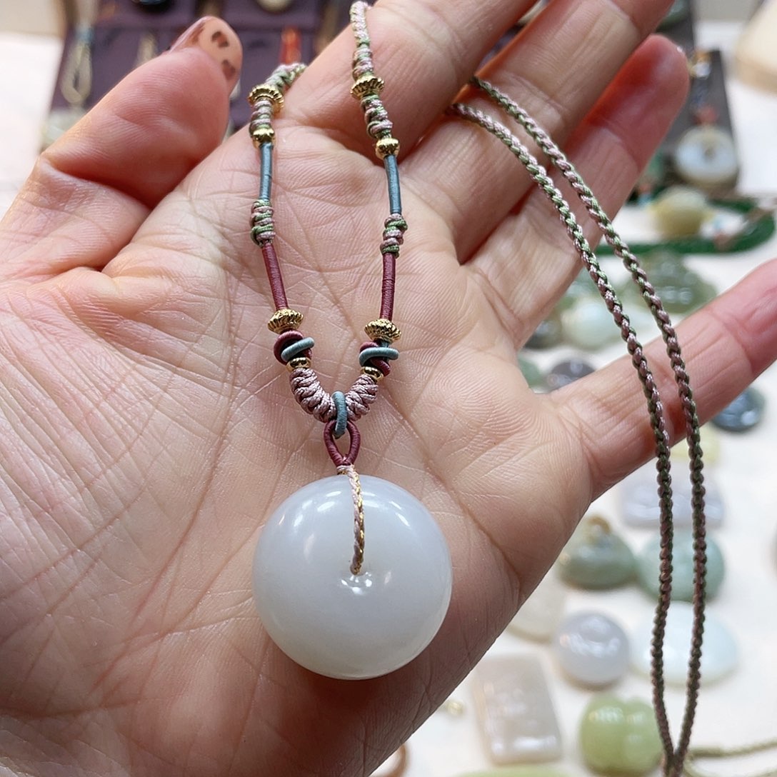 和田玉颈饰未镶嵌