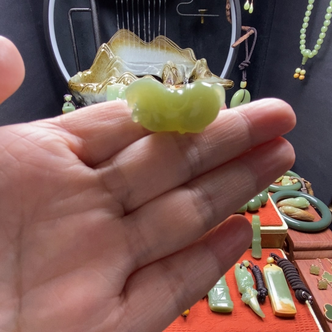 岫岩老玉（透闪石质玉）吊坠未镶嵌