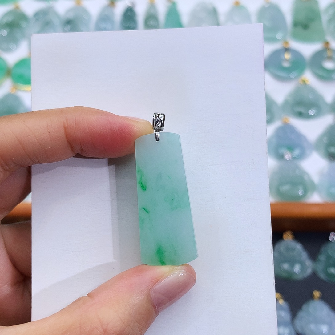 翡翠18K金镶嵌颈饰翡翠吊坠