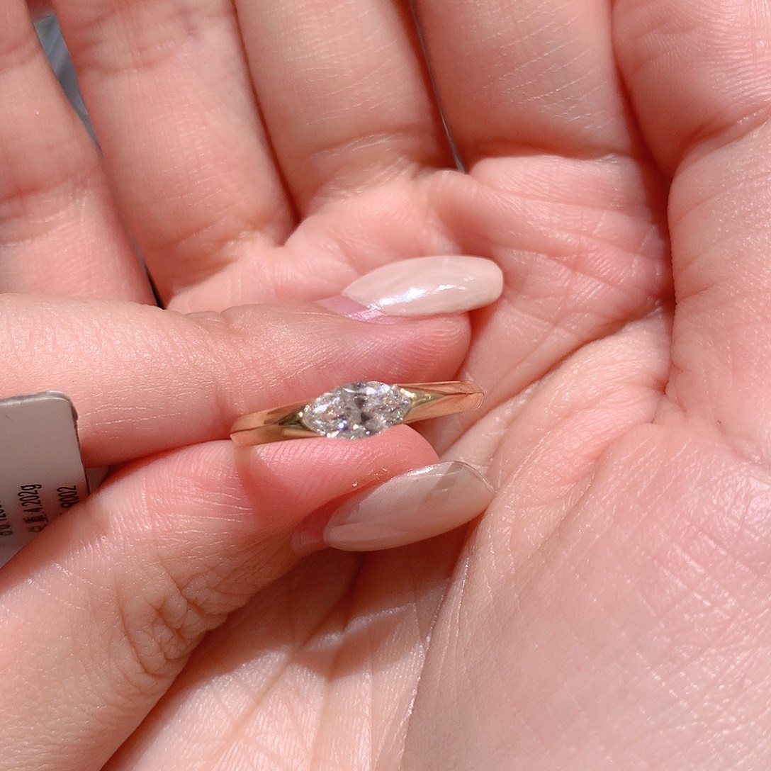 A***荷18K金镶嵌颈饰合成钻石17