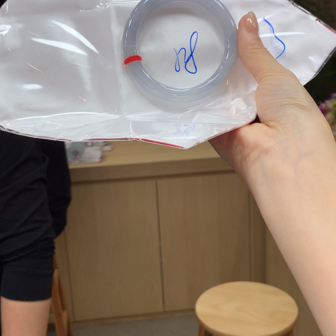 翡翠手镯未镶嵌不退不换