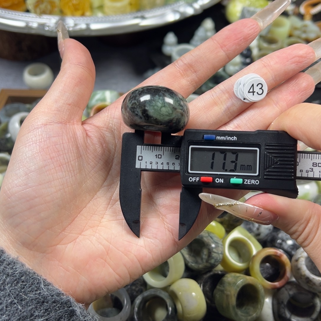 蛇纹石玉未镶嵌戒指