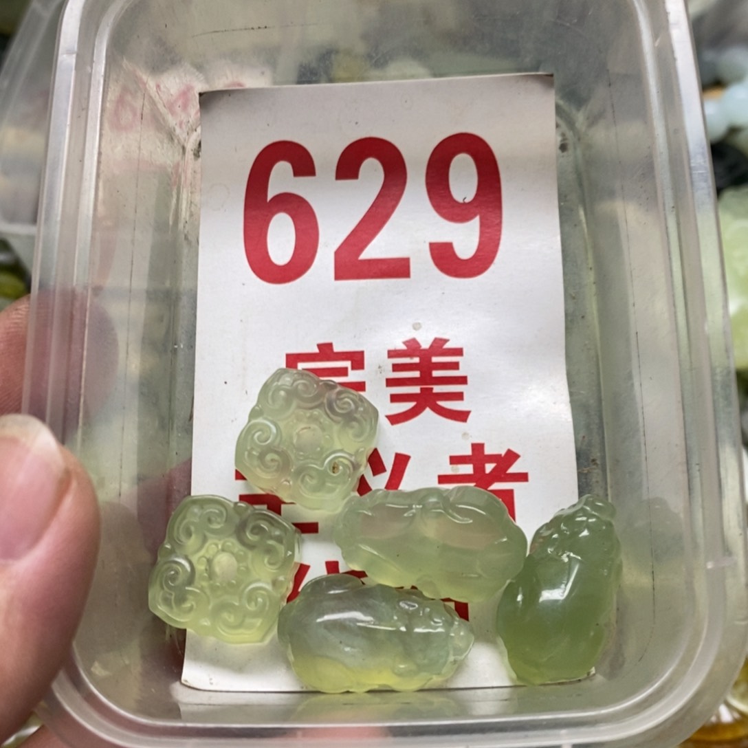 蛇纹石玉挂坠未镶嵌