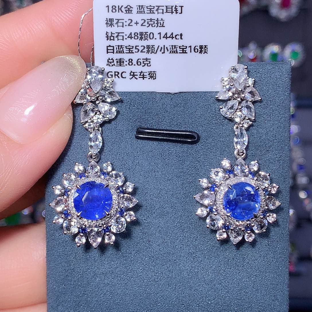 18K金镶嵌蓝宝石戒指