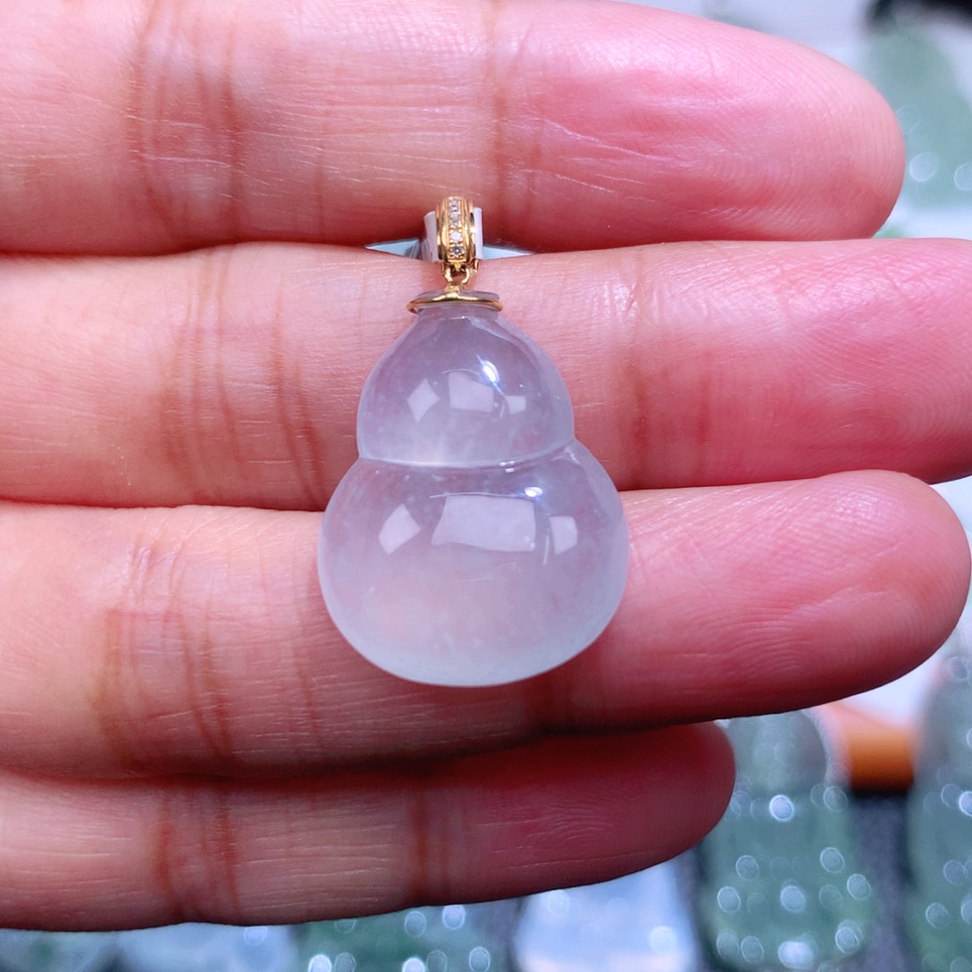 翡翠18K金镶嵌颈饰葫芦