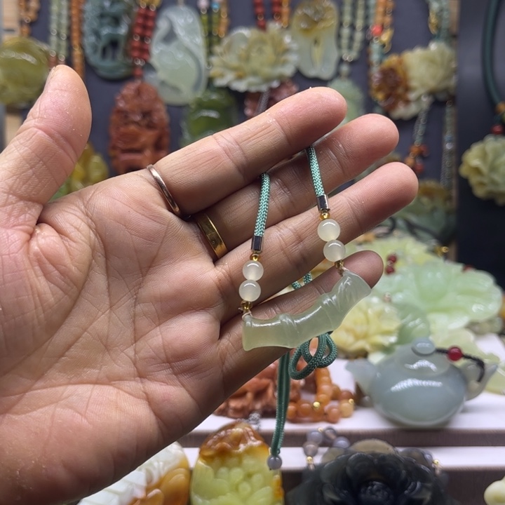 蛇纹石玉未镶嵌颈饰