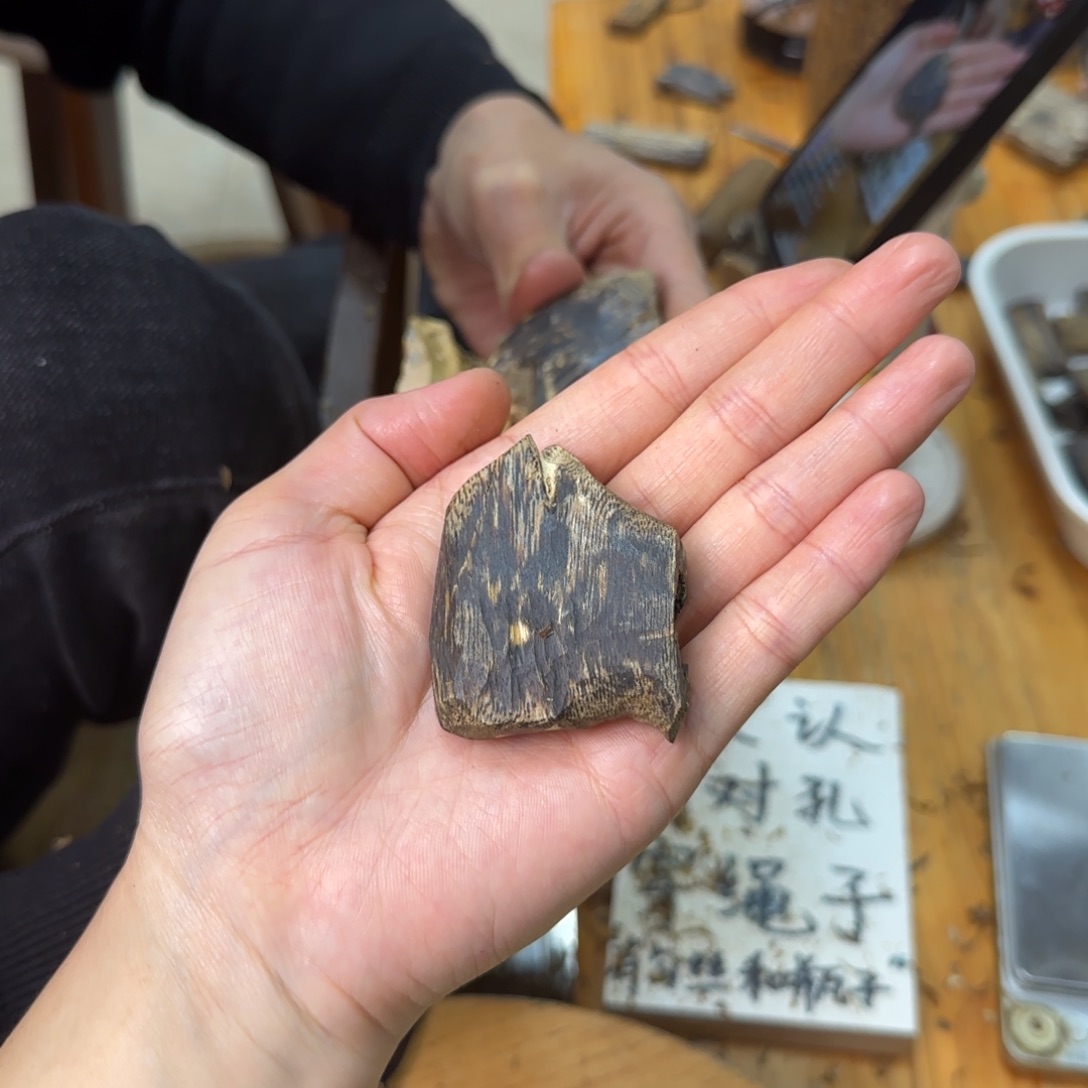 沉香沉香枕奇楠沉香树心油虫漏孔料