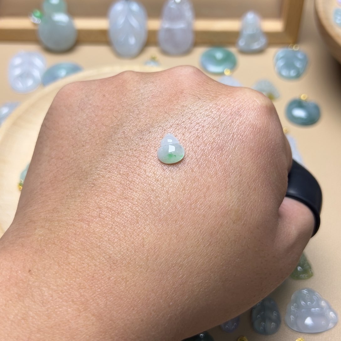 翡翠颈饰未镶嵌葫芦