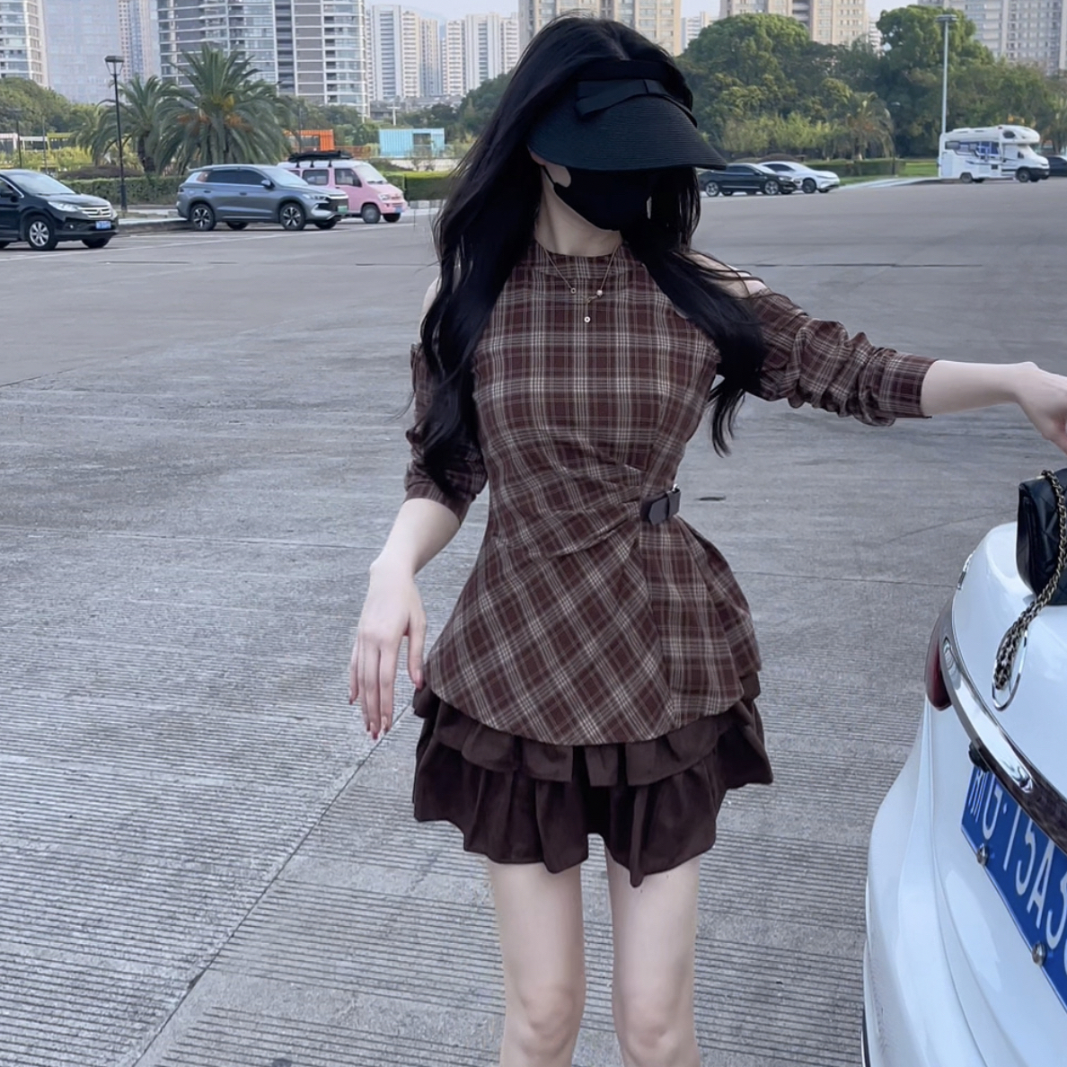 秋季小众显白辣妹露肩收腰格纹衬衫短裤套装