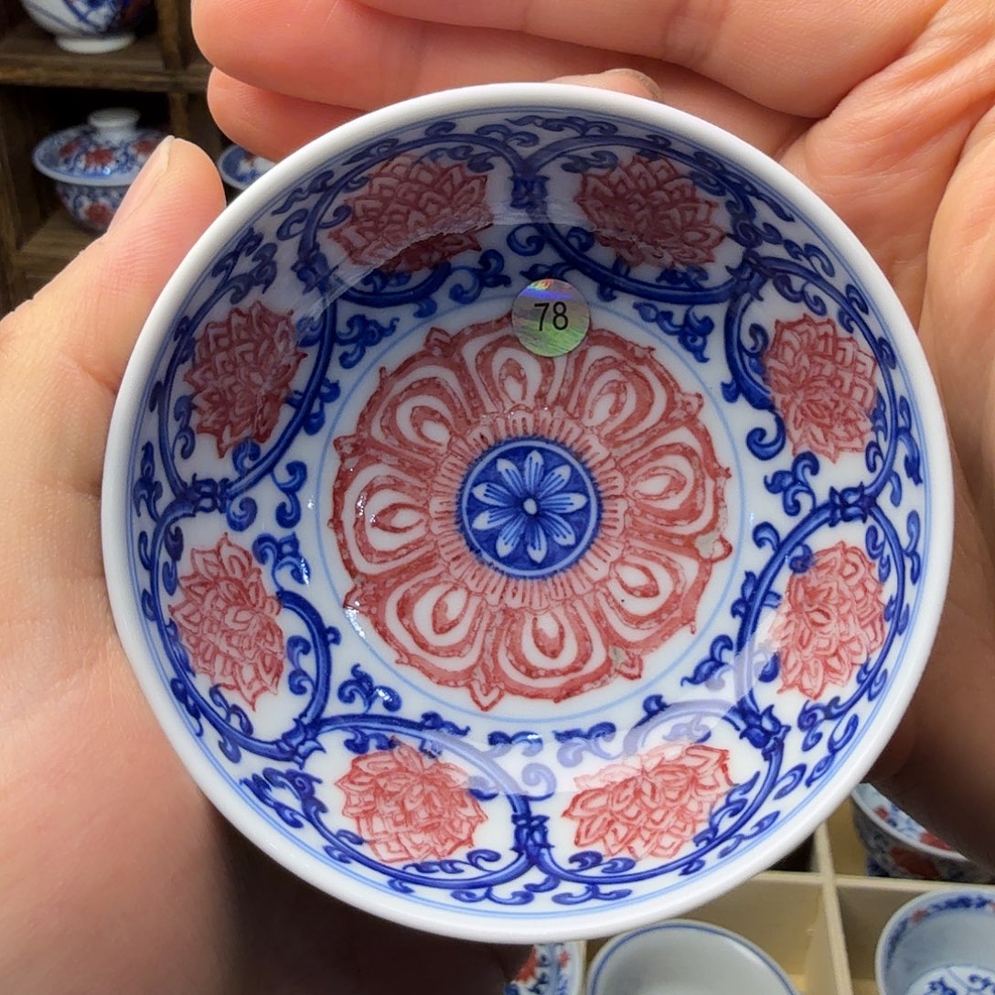 釉里红满绘普洱杯微瑕