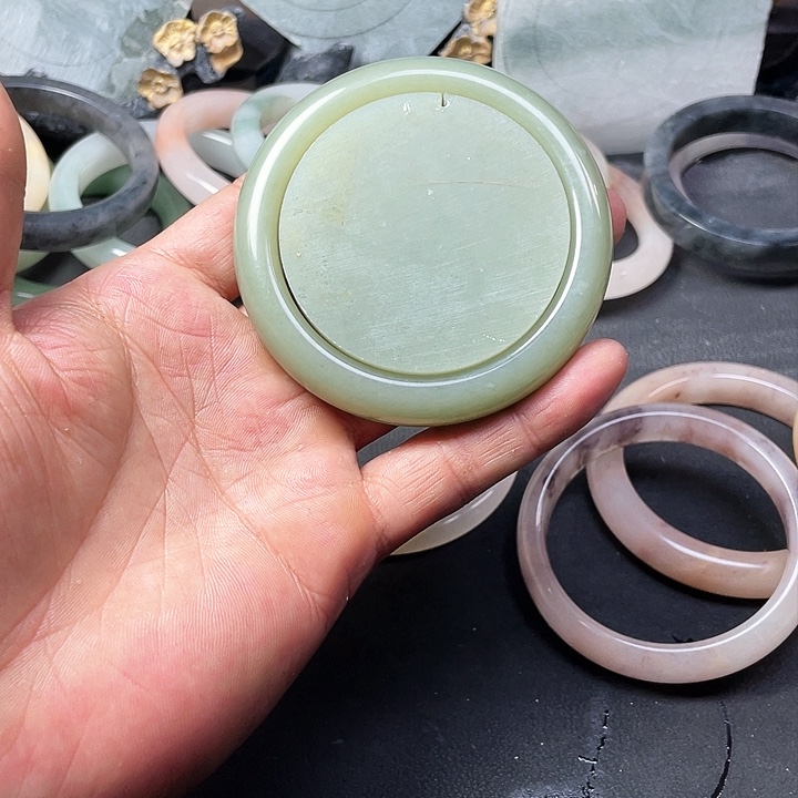 【闪购商品】和田玉手镯未镶嵌雾**莲