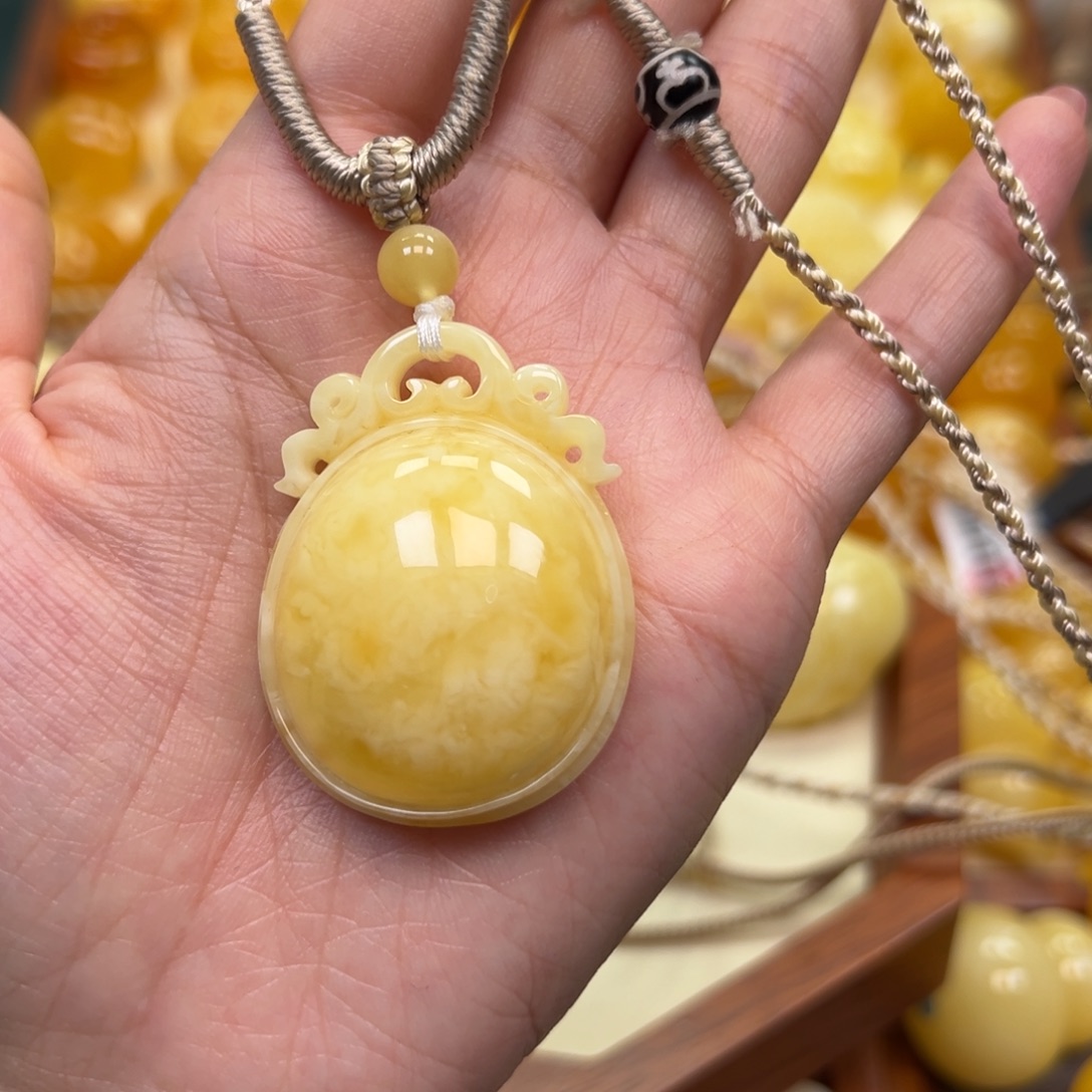 苏***米琥珀未镶嵌颈饰蜜蜡