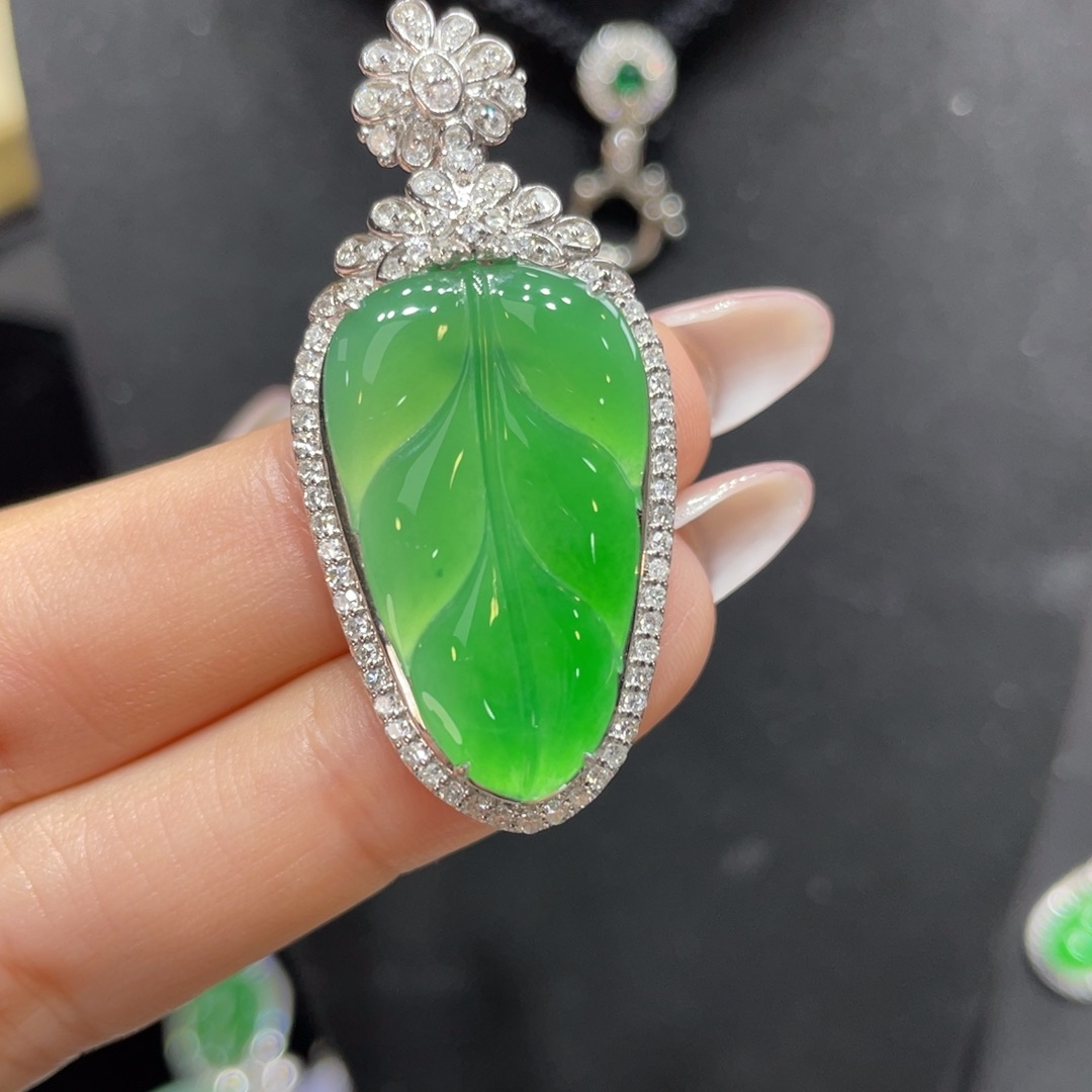 翡翠颈饰18K金镶嵌天然缅甸翡翠a货